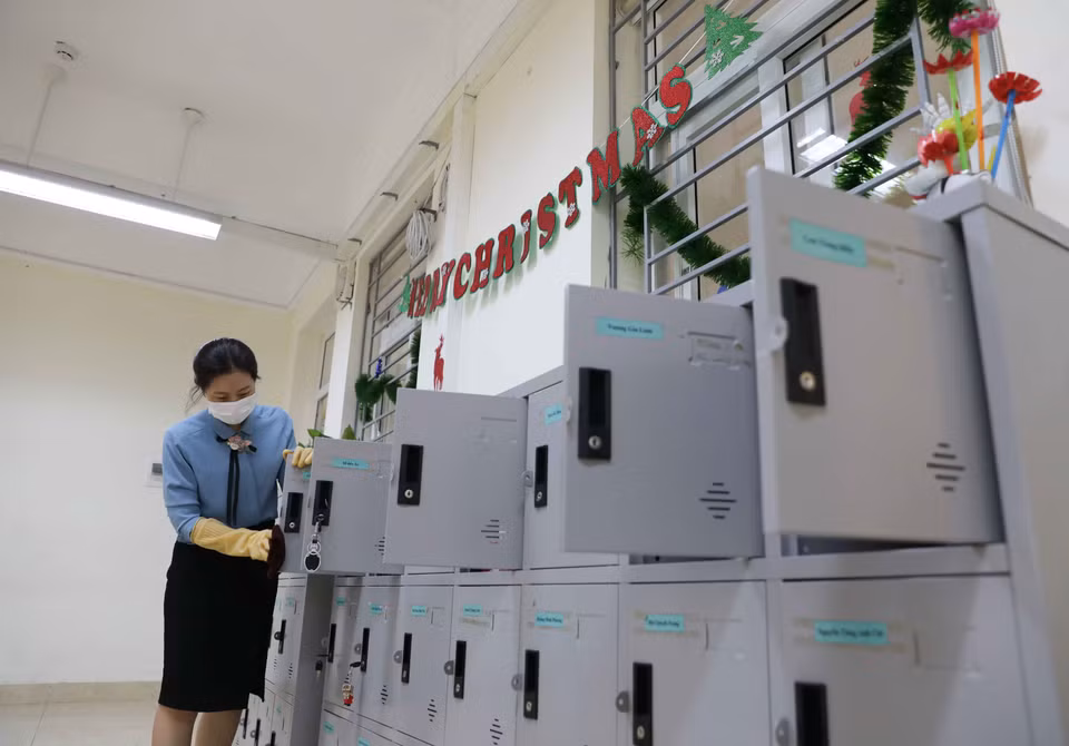 Trường THCS Mạc Đĩnh Chi, quận Ba Đình tiến hành dọn dẹp, tổng vệ sinh toàn trường trong sáng 2/5. (Ảnh: TTXVN)