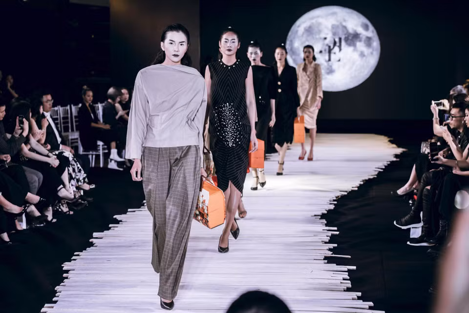 Tuần qua, khách sạn Hilton Hanoi Opera đã có dịp hợp tác cùng thương hiệu thời trang Devon London trong show diễn thời trang mang tên 'Moonlight.' (Ảnh: BTC)