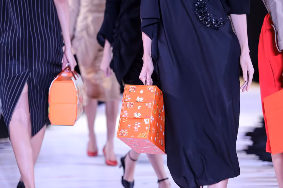 Không đơn giản là một món quà, show diễn thời trang thêm một lần khẳng định sự sáng tạo mới lạ và sự ấn tượng của hộp bánh Trung Thu Hilton cùng 6 hương vị, để người nhận nhớ lâu hơn một hộp bánh ngon và đặc biệt. (Ảnh: BTC)