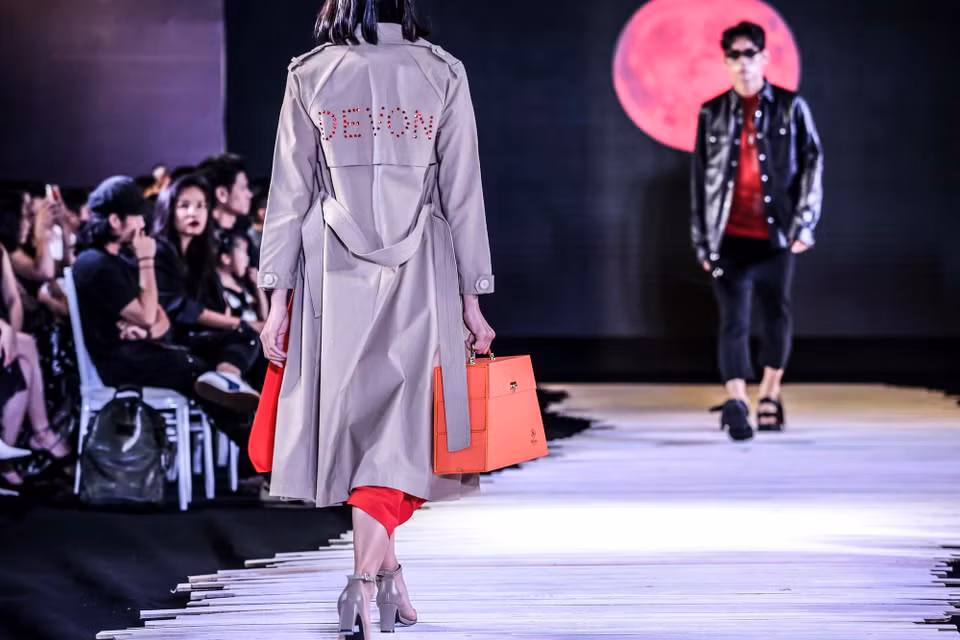 Tại show diễn, Hilton Hanoi Opera đã giới thiệu dòng sản phẩm bánh Trung Thu cao cấp theo cách đặc biệt khi lần đầu tiên đưa những chiếc 'túi xách' Trung Thu sang trọng, nổi bật lên sàn catwalk cùng những bộ đồ thời trang cá tính. (Ảnh: BTC)