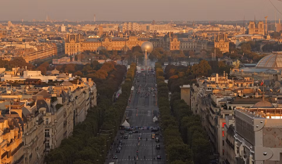 Đại lộ Champs-Elysées ở Paris, Pháp trước lễ khai mạc Paralympic 2024, ngày 27/8/2024. (Ảnh: Kyodo/TTXVN)