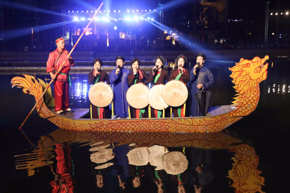 Các liền anh, liền chị quan họ hát dân ca quan họ Bắc Ninh trên thuyền. (Ảnh: Thanh Thương/TTXVN)