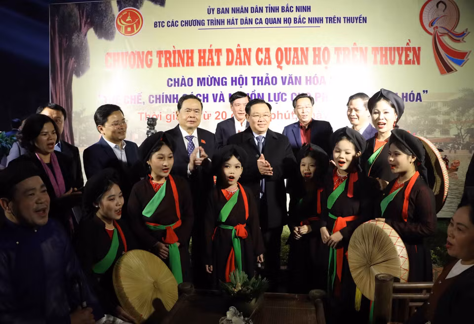 Chủ tịch Quốc hội Vương Đình Huệ và đại biểu chụp ảnh cùng các nghệ nhân, thiếu niên, nhi đồng trong Câu lạc bộ Quan họ măng non Bắc Ninh. (Ảnh: Thanh Thương/TTXVN)