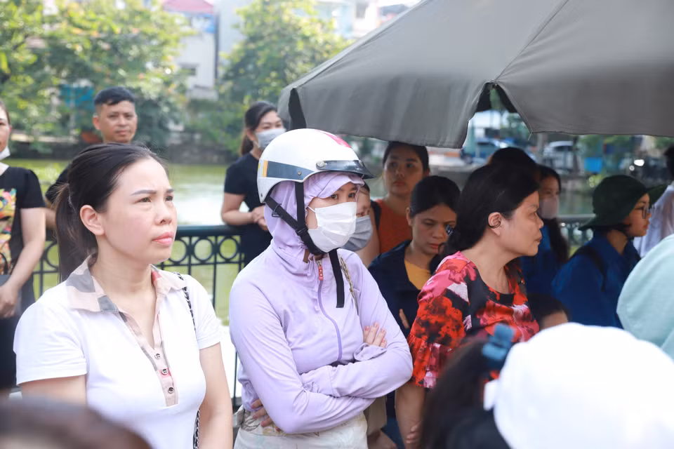 Các bậc phụ huynh đưa con em đi thi cũng hồi hộp không kém các sỹ tử trong kỳ thi tốt nghiệp THPT năm 2023. (Ảnh: PV/Vietnam+)