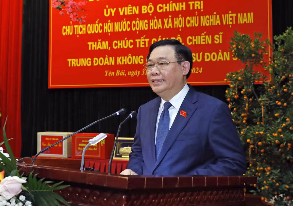 Chủ tịch Quốc hội Vương Đình Huệ chúc Tết cán bộ, chiến sỹ Trung đoàn Không quân 921. (Ảnh: Nhan Sáng/TTXVN)