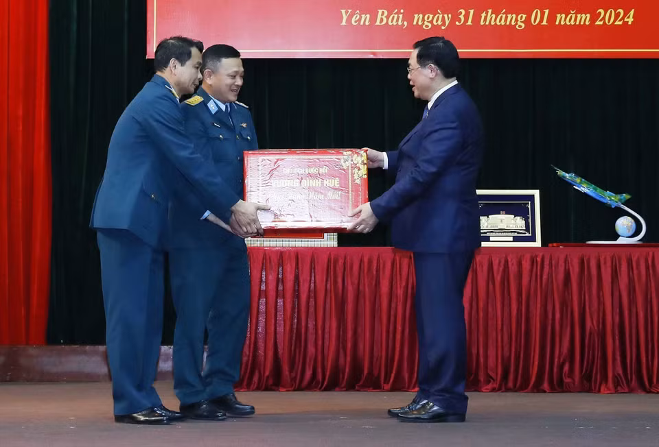 Chủ tịch Quốc hội Vương Đình Huệ tặng quà cho Trung đoàn Không quân 921. (Ảnh: Nhan Sáng/TTXVN)