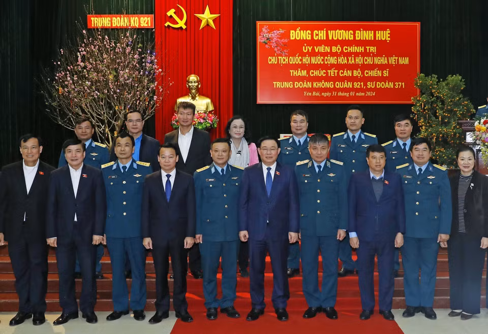 Chủ tịch Quốc hội Vương Đình Huệ với các sỹ quan chỉ huy Trung đoàn Không quân 921. (Ảnh: Nhan Sáng/TTXVN)
