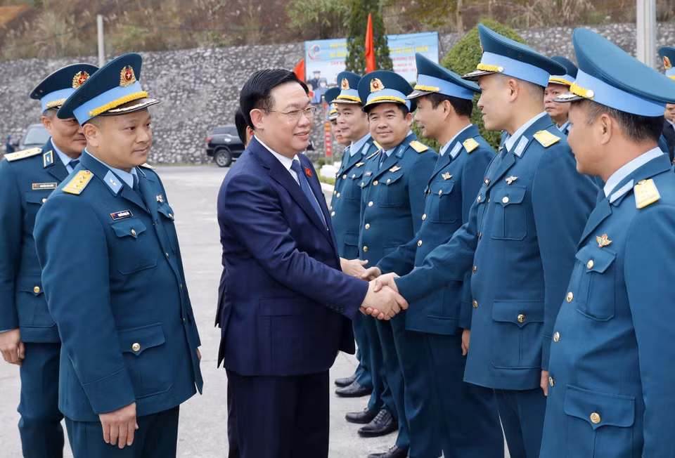 Chủ tịch Quốc hội Vương Đình Huệ với các sỹ quan chỉ huy Trung đoàn Không quân 921. (Ảnh: Nhan Sáng/TTXVN)