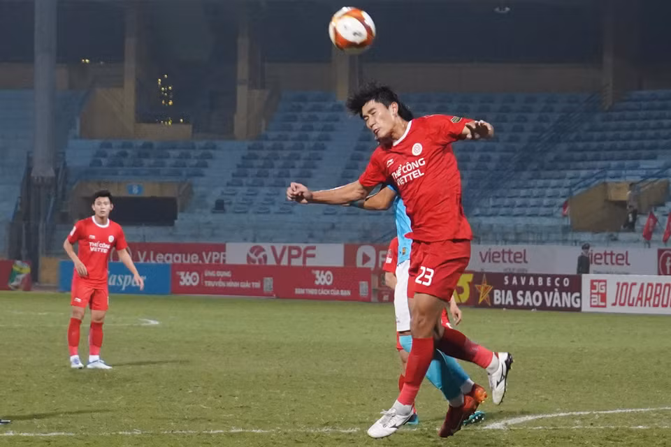 Tình huống không chiến đưa bóng đi chệch khung thành của tiền đạo Nhâm Mạnh Dũng. (Ảnh: Việt Anh/Vietnam+)