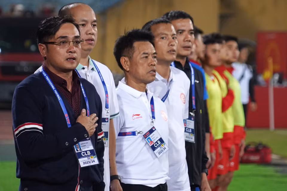 Trận đấu đánh dấu ngày trở về 'mái nhà xưa' của huấn luyện viên Nguyễn Đức Thắng (ngoài cùng bên trái) trên cương vị thuyền trưởng của Thể Công-Viettel. (Ảnh: Việt Anh/Vietnam+)