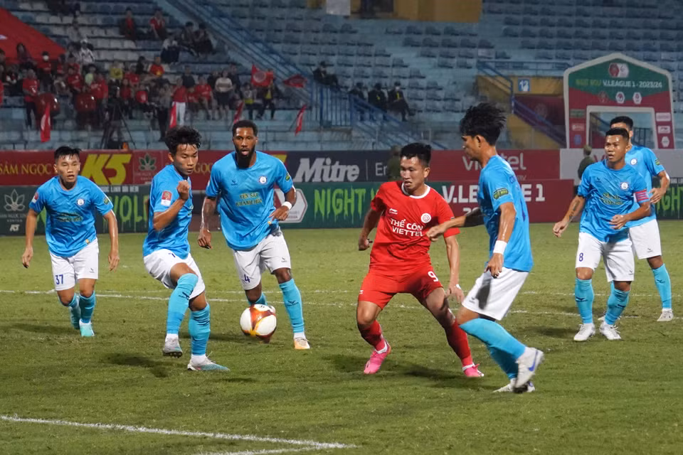 Khánh Hòa tập trung lực lượng cho nhiệm vụ phòng ngự khiến các mũi tấn công của Thể Công-Viettel gặp nhiều khó khăn. (Ảnh: Việt Anh/Vietnam+)
