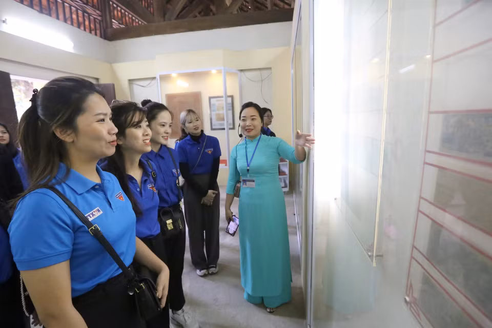 Các đoàn viên Thông tấn xã Việt Nam tham quan Khu di tích lịch sử Nhà máy in tiền đầu tiên của chính quyền cách mạng Việt Nam tại Hòa Bình.( Ảnh: Tuấn Đức/TTXVN)