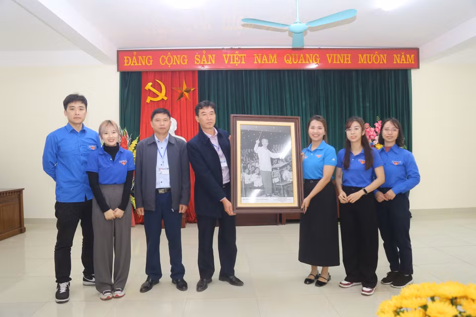 Đại diện 3 Chi đoàn thuộc Đoàn Thanh niên TTXVN tặng quà lưu niệm cho Đảng ủy xã Phú Nghĩa, huyện Lạc Thủy, tỉnh Hòa Bình.( Ảnh: Tuấn Đức/TTXVN)