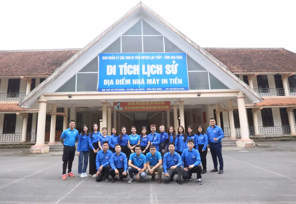 Các đoàn viên TTXVN chụp ảnh kỷ niệm tại Khu di tích lịch sử Nhà máy in tiền đầu tiên của chính quyền cách mạng Việt Nam tại Hòa Bình.( Ảnh: Tuấn Đức/TTXVN)
