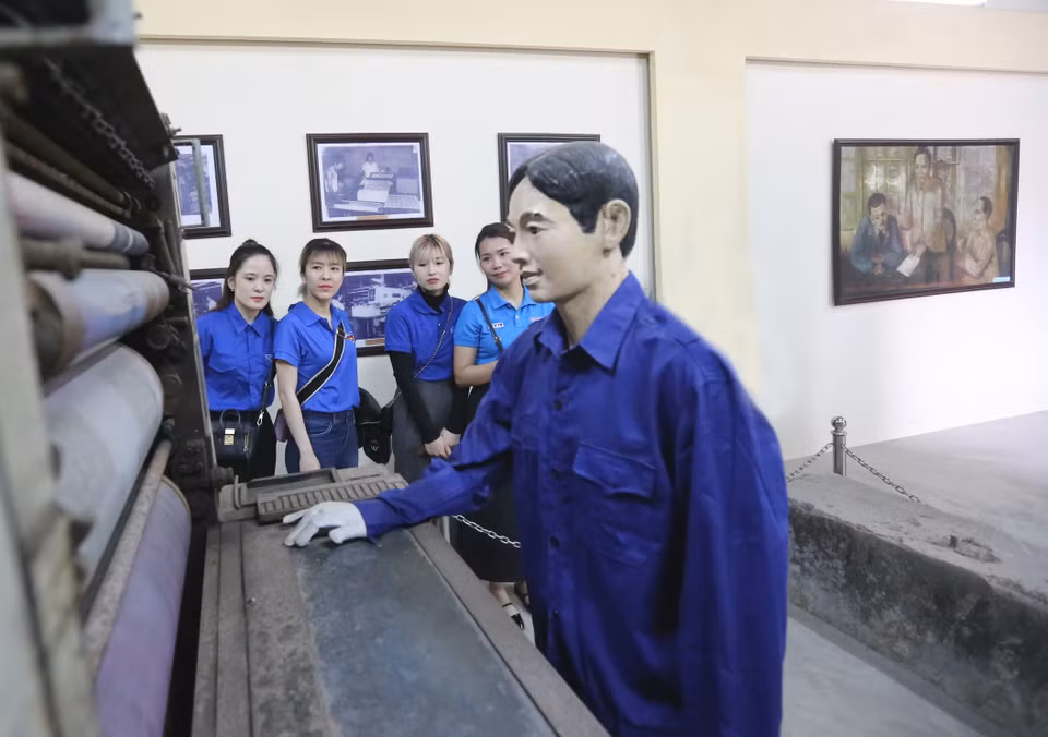 Các đoàn viên Thông tấn xã Việt Nam tham quan Khu di tích lịch sử Nhà máy in tiền đầu tiên của chính quyền cách mạng Việt Nam tại Hòa Bình.( Ảnh: Tuấn Đức/TTXVN)