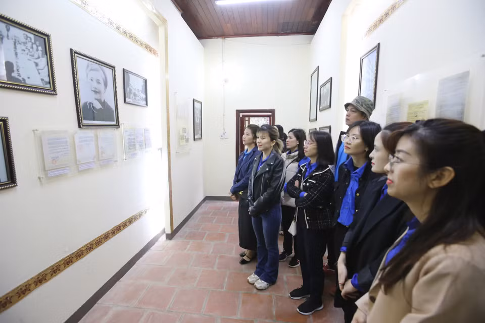 Các đoàn viên Thông tấn xã Việt Nam tham quan Khu di tích lịch sử Nhà máy in tiền đầu tiên của chính quyền cách mạng Việt Nam tại Hòa Bình.( Ảnh: Tuấn Đức/TTXVN)