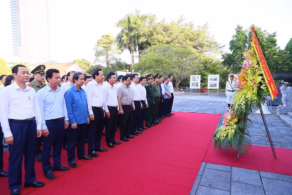 Thủ tướng Phạm Minh Chính và Đoàn Công tác đến dâng hoa tưởng niệm Bác Hồ. (Ảnh: Dương Giang/TTXVN)