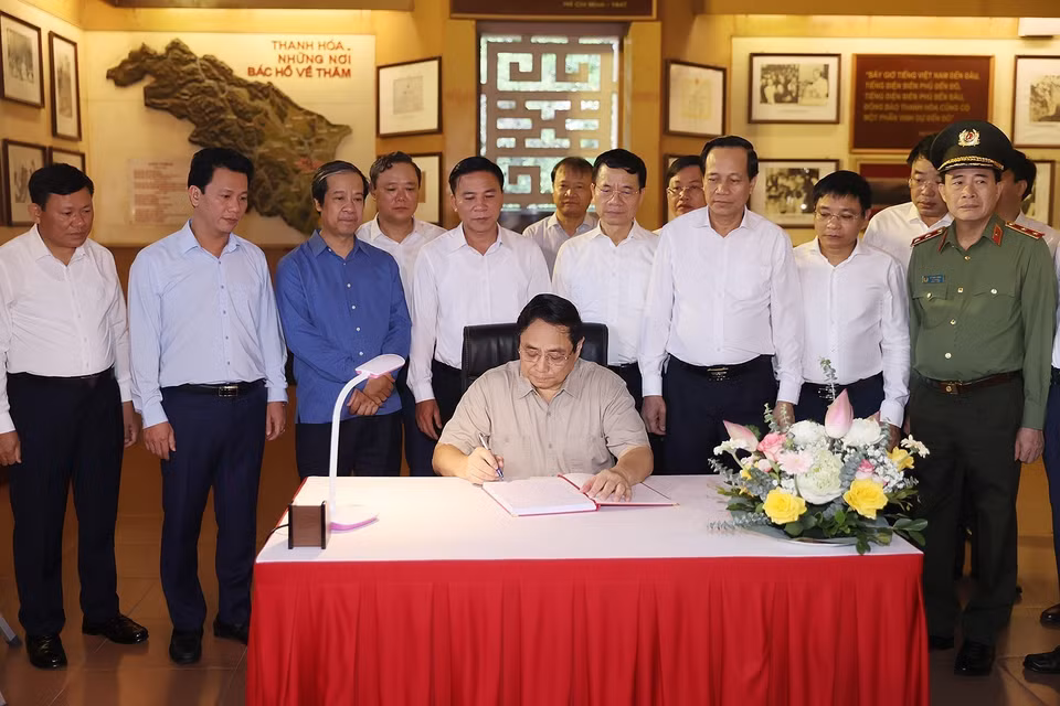 Thủ tướng Phạm Minh Chính viết sổ lưu niệm khi đến thăm Khu Văn hóa Tưởng niệm Bác Hồ. (Ảnh: Dương Giang/TTXVN)