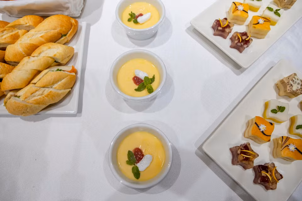 Những món ăn này đảm bảo đầy đủ dinh dưỡng và được các đầu bếp chuyên nghiệp bài trí đẹp mắt. Hành khách hạng thương gia cũng có thể sử dụng dịch vụ đặt trước suất ăn, phù hợp với nhu cầu cụ thể. (Ảnh: CTV/Vietnam+)