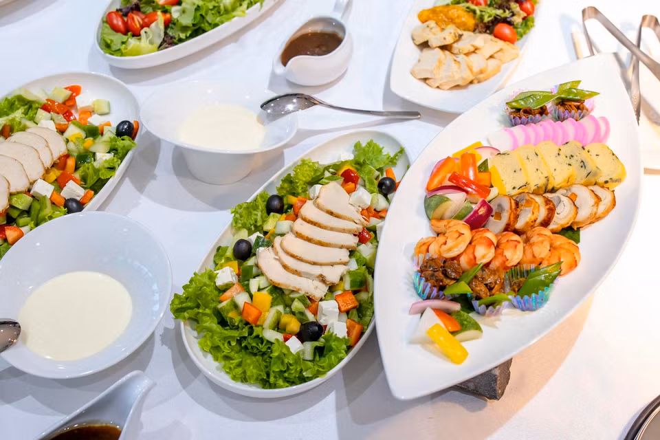 Đi trên hạng thương gia của các hãng hàng không 5 sao Nhật Bản, hành khách sẽ được trải nghiệm dịch vụ bữa ăn theo nhiều chủ đề, gồm các món Âu và món Nhật. Đặc biệt, suất ăn hạng thương gia của Hãng hàng không All Nippon Airways (ANA) vừa nhận giải 'Suất ăn hạng Thương gia ngon nhất' do SKYTRAX trao tặng. (Ảnh: CTV/Vietnam+)