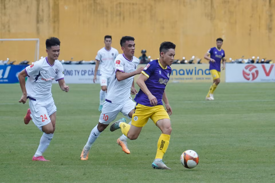 Tiền vệ Hai Long tiếp tục là điểm sáng trên hàng công của Hà Nội FC với nhiều tình huống đột phá bên hành lang cánh phải. (Ảnh: Việt Anh/Vietnam+)