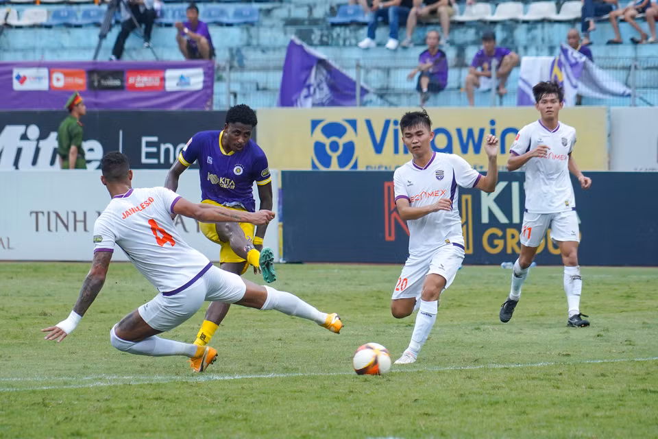 Đến phút thứ 87, ngoại binh Denilson (áo tím) gỡ hòa cho Hà Nội FC. Trận đấu khép lại với kết quả hòa 3-3. (Ảnh: Việt Anh/Vietnam+)