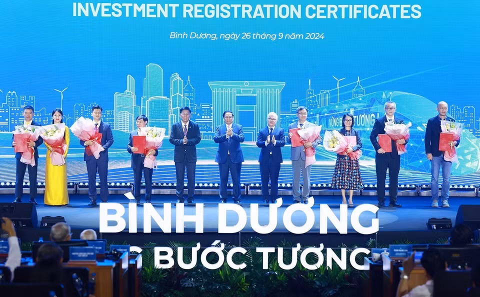 Thủ tướng Phạm Minh Chính với các nhà đầu tư. (Ảnh: Dương Giang/TTXVN)