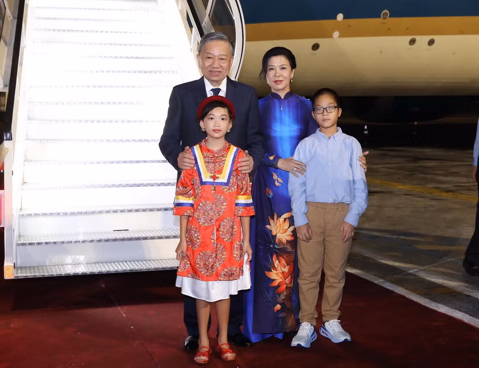 Tổng Bí thư, Chủ tịch nước Tô Lâm và Phu nhân với thiếu nhi đón đoàn tại Sân bay Quốc tế José Martí, thủ đô La Habana. (Ảnh: Lâm Khánh/TTXVN)