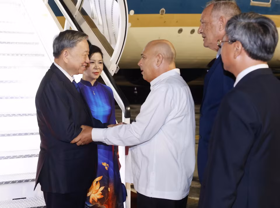 Ủy viên Bộ Chính trị, Thường trực Ban Bí thư Đảng Cộng sản Cuba Roberto Morales Ojeda đón Tổng Bí thư, Chủ tịch nước Tô Lâm và Phu nhân tại Sân bay Quốc tế José Martí, thủ đô La Habana. (Ảnh: Lâm Khánh/TTXVN)
