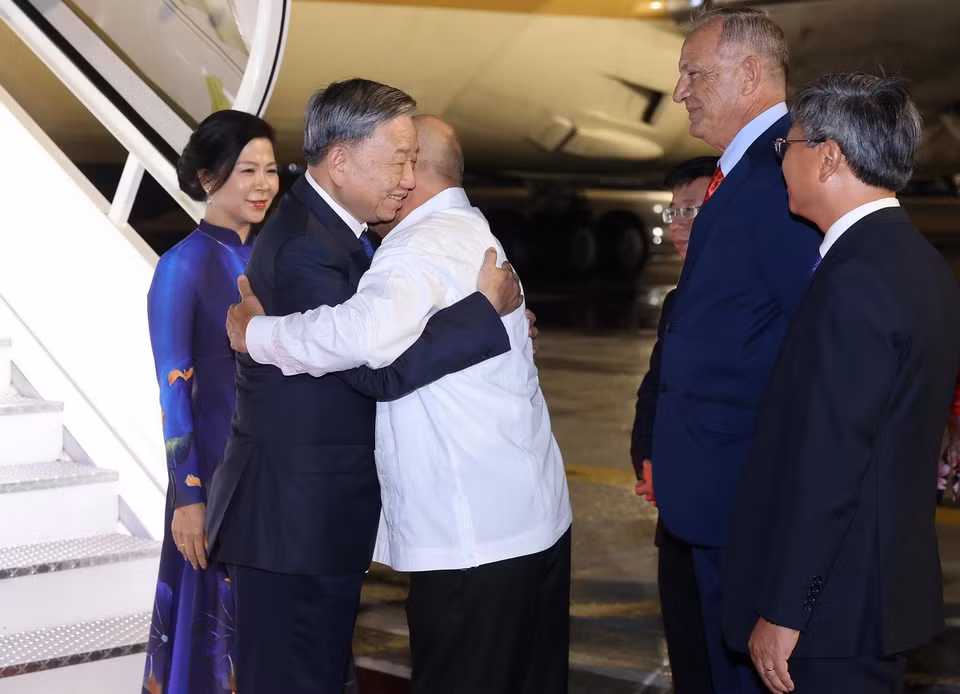 Ủy viên Bộ Chính trị, Thường trực Ban Bí thư Đảng Cộng sản Cuba Roberto Morales Ojeda đón Tổng Bí thư, Chủ tịch nước Tô Lâm và Phu nhân tại Sân bay Quốc tế José Martí, thủ đô La Habana. (Ảnh: Lâm Khánh/TTXVN)