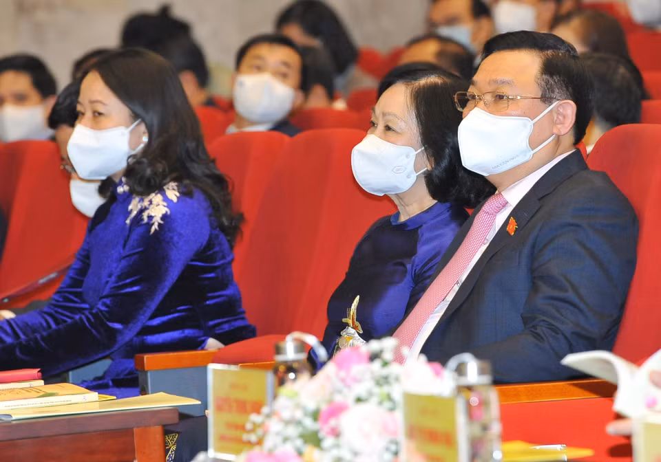 Ông Vương Đình Huệ, Ủy viên Bộ Chính trị, Chủ tịch Quốc hội cùng các đại biểu dự chương trình. (Ảnh: Minh Đức/TTXVN)