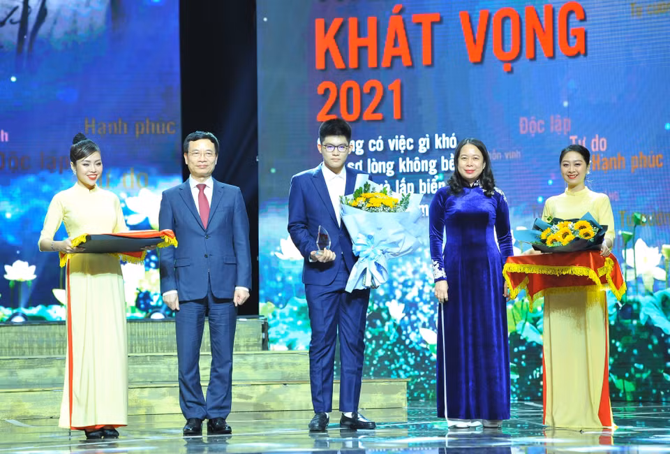 Ủy viên Trung ương Đảng, Phó Chủ tịch nước Võ Thị Ánh Xuân, Bộ trưởng Nguyễn Mạnh Hùng trao hoa và biểu trưng cho các cá nhân điển hình tiêu biểu trong học tập và làm theo tư tưởng, đạo đức phong cách Hồ Chí Minh. (Ảnh: Minh Đức/TTXVN)
