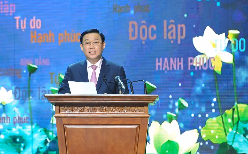 Ủy viên Bộ Chính trị, Chủ tịch Quốc hội Vương Đình Huệ phát biểu tại chương trình. (Ảnh: Minh Đức/TTXVN)
