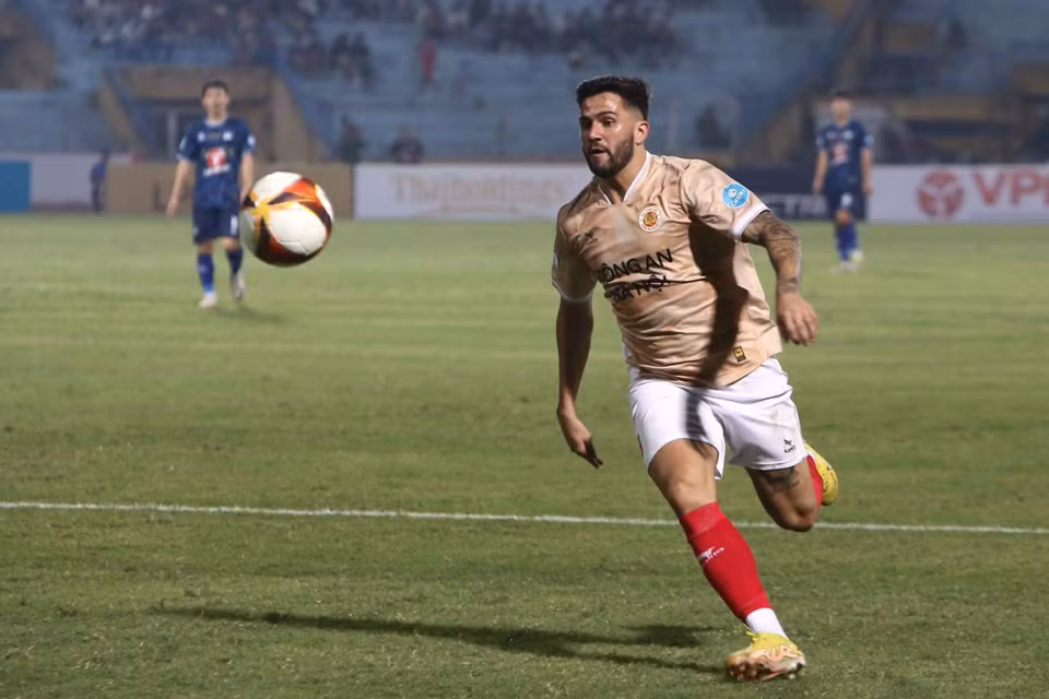 Sang hiệp hai, tiền đạo vào sân thay người là Jeferson Elias ghi bàn ấn định chiến thắng 2-1 cho Công an Hà Nội, qua đó loại LPBank Hoàng Anh Gia Lai khỏi đấu trường Cúp Quốc gia 2023/24. (Ảnh: Việt Anh/Vietnam+)