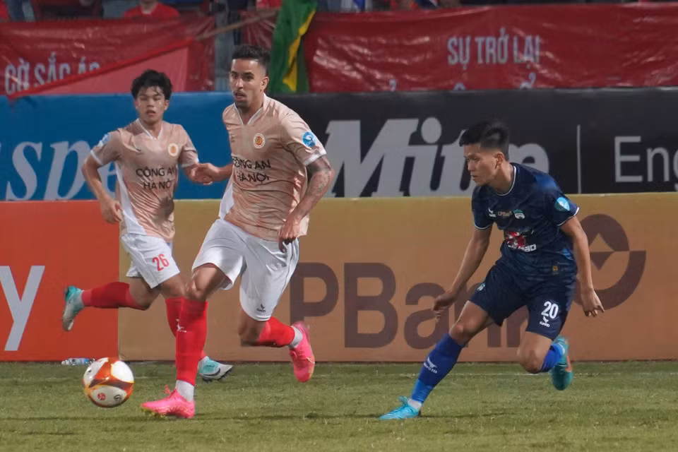 Nhận bàn thua sớm, Công an Hà Nội FC đẩy cao đội hình nhằm tìm kiếm bàn gỡ. (Ảnh: Việt Anh/Vietnam+)