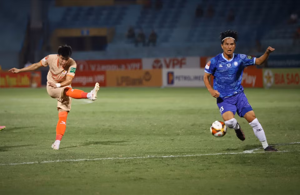 Các học trò của huấn luyện viên Flavio Ruiz đã thử nhiều phương án dứt điểm nhưng vẫn không thể chọc thủng lưới thủ môn Ngọc Cường. (Ảnh: Việt Anh/Vietnam+)