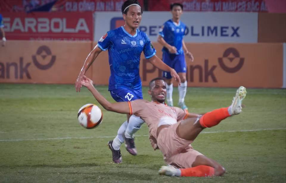 Phút 28, Đoàn Văn Hậu chọc khe tinh tế để tiền đạo Gustavo Henrique thoát xuống. Đáng tiếc là ngoại binh của đội chủ nhà không đủ sức rướn để chạm chân vào bóng. (Ảnh: Hoài Nam/Vietnam+)