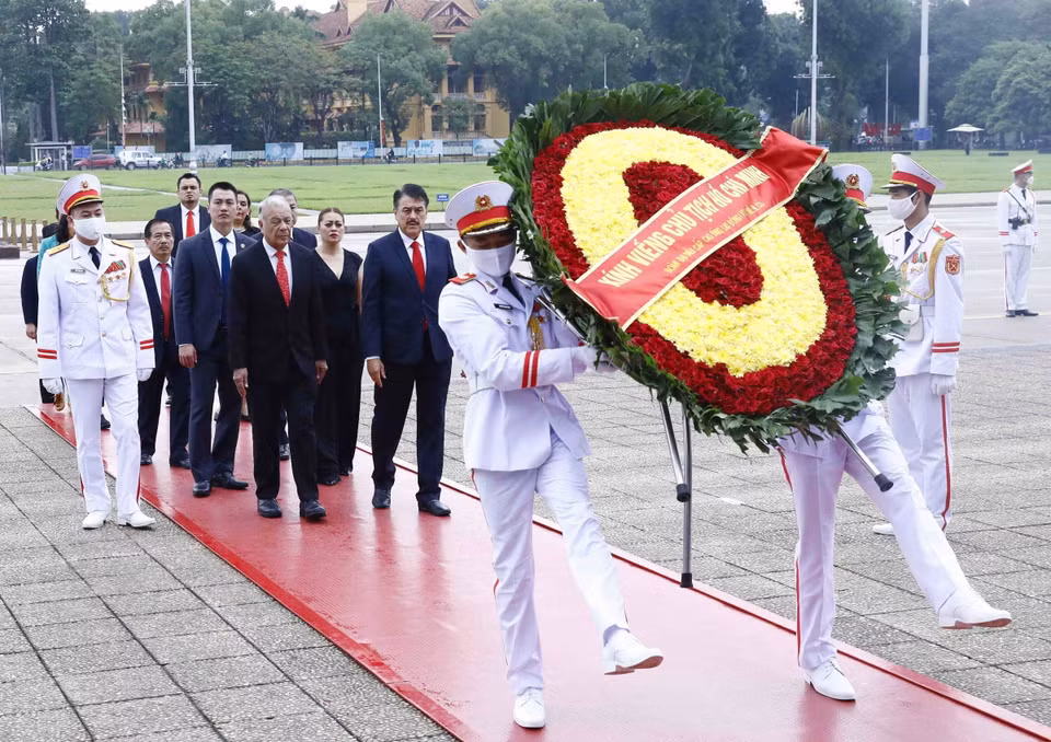 Tổng Bí thư Đảng Lao động Mexico Alberto Gutierrez đặt vòng hoa và vào Lăng viếng Chủ tịch Hồ Chí Minh. (Ảnh: An Đăng/TTXVN)