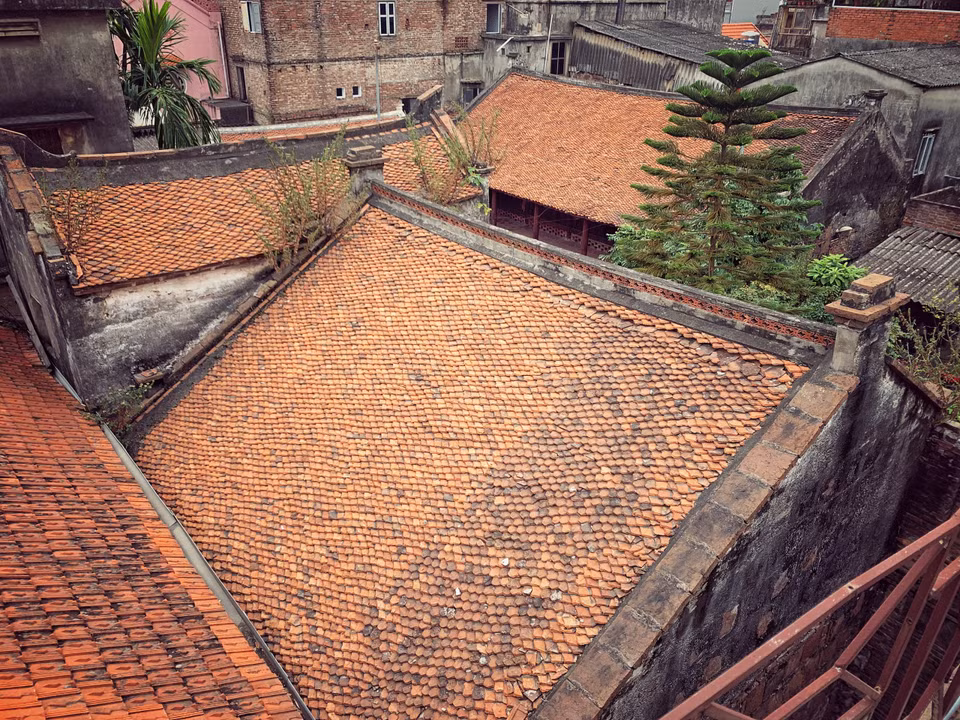 Đến làng cổ Bát Tràng không chỉ có những mái ngói xô nghiêng cổ kính... (Ảnh: CTV/Vietnam+)