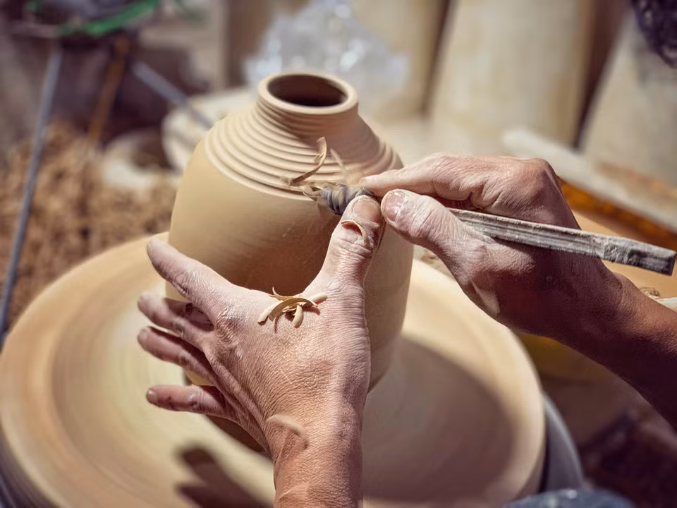 Dù hầu hết các hộ kinh doanh và làm nghề ở Bát Tràng đã chuyển sang làm gốm công nghiệp nhưng vẫn có ít nghệ nhân quyết bám trụ với lối làm thủ công của cha ông. (Ảnh: CTV/Vietnam+)