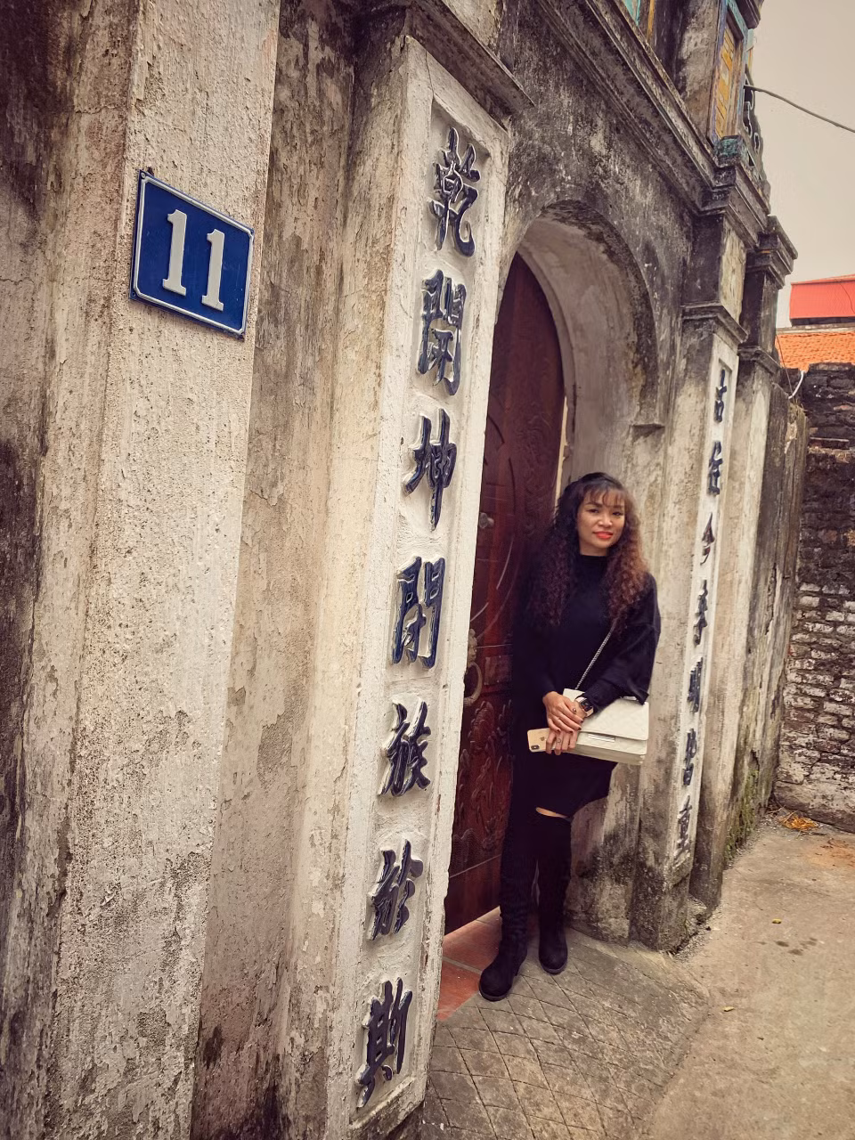 Trong làng Bát Tràng, nhiều gia đình vẫn giữ được những cánh cổng xưa cũ. (Ảnh: CTV/Vietnam+)