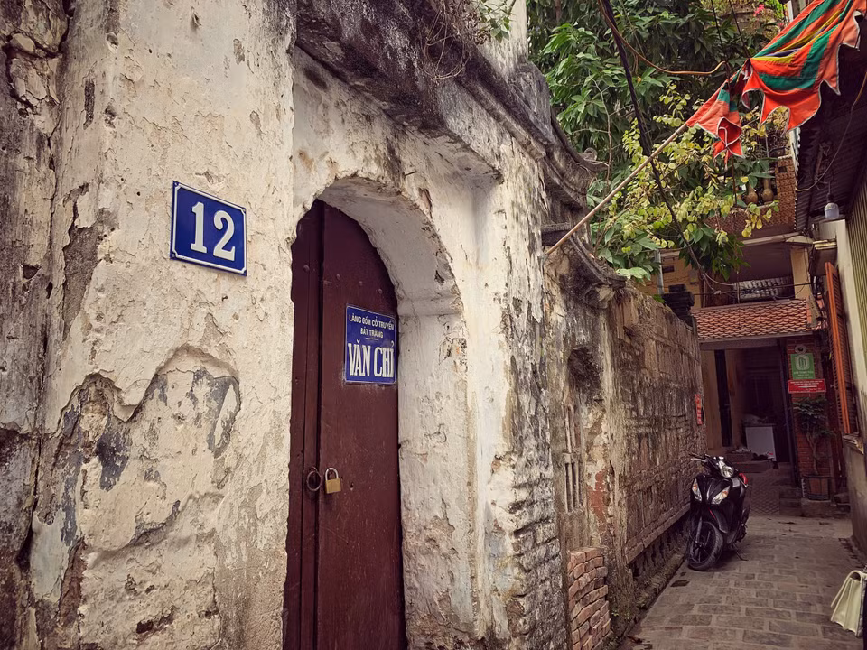 Làng nghề Bát Tràng nổi tiếng cả nước nhờ sở hữu bề dày lớn về văn học, tính gia tộc, bề dày về nghề và cả tâm linh. (Ảnh: CTV/Vietnam+)