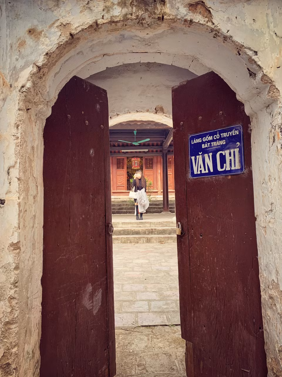 Làng Bát Tràng rất đặc biệt vì có cả ngũ linh, bao gồm đình, đền, chùa, văn chỉ và miếu... Văn chỉ Bát Tràng ở sau đình Bát Tràng, được khởi dựng từ khi lập làng để thờ Khổng Tử, các học trò của ông và nho sinh làng Bát Tràng đỗ đạt. (Ảnh: CTV/Vietnam+)