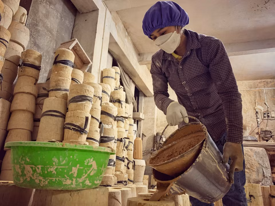 Dù dịch bệnh COVID-19 khiến nhiều hoạt động của làng nghề điêu đứng hai năm qua, nhưng người dân vẫn cố gắng duy trì hoạt động sản xuất. (Ảnh: CTV/Vietnam+)