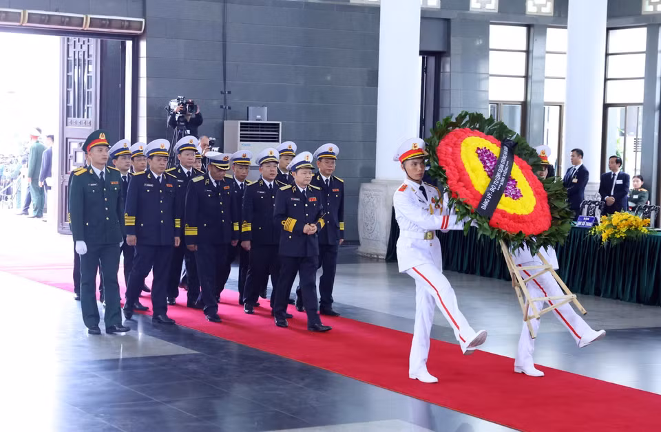 Đoàn Bộ Tư lệnh Quân chủng Hải quân viếng Tổng Bí thư Nguyễn Phú Trọng. (Ảnh: TTXVN)