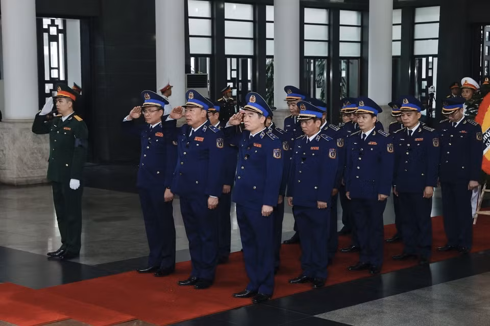 Đoàn Cảnh sát biển Việt Nam viếng Tổng Bí thư Nguyễn Phú Trọng. (Ảnh: TTXVN)
