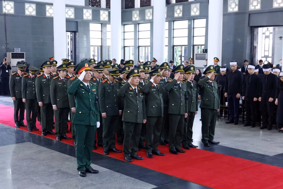 Khối kế hoạch tài chính, hậu cần kỹ thuật Công an Nhân dân viếng Tổng Bí thư Nguyễn Phú Trọng. (Ảnh: TTXVN)