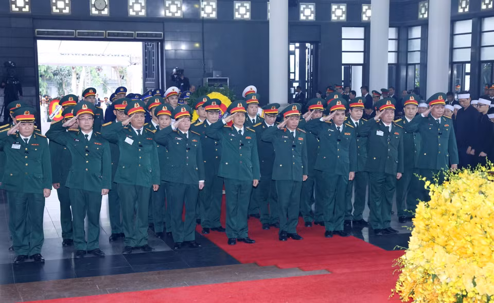 Đoàn Binh chủng Thông tin liên lạc viếng Tổng Bí thư Nguyễn Phú Trọng. (Ảnh: TTXVN)