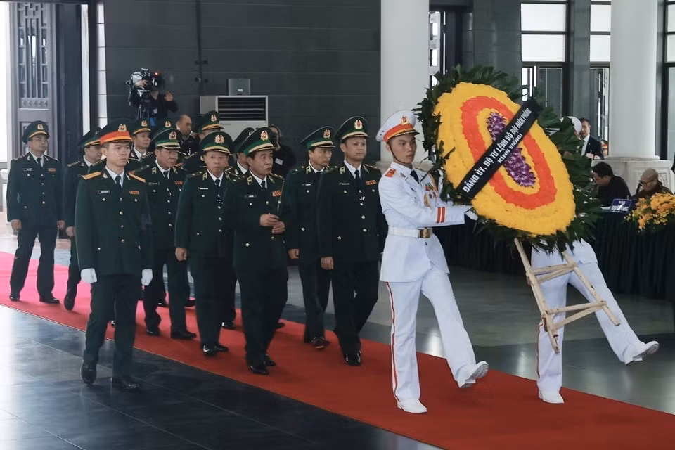 Đoàn Bộ Tư lệnh Bộ đội Biên phòng viếng Tổng Bí thư Nguyễn Phú Trọng. (Ảnh: TTXVN)