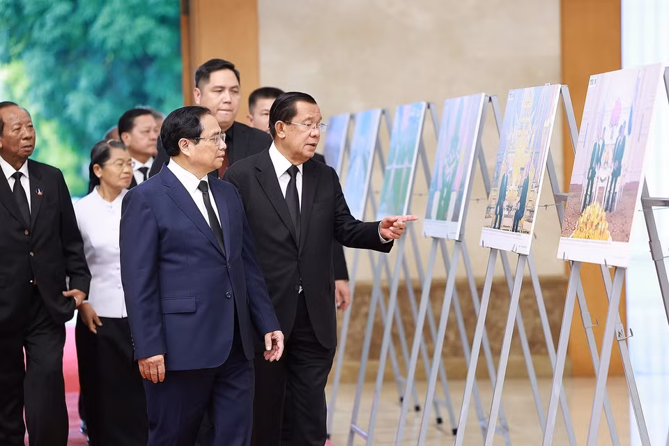 Thủ tướng Phạm Minh Chính giới thiệu với Chủ tịch Đảng Nhân dân Campuchia Samdech Hun Sen một số hoạt động đối ngoại của cố Tổng Bí thư Nguyễn Phú Trọng. (Ảnh: Dương Giang/TTXVN)